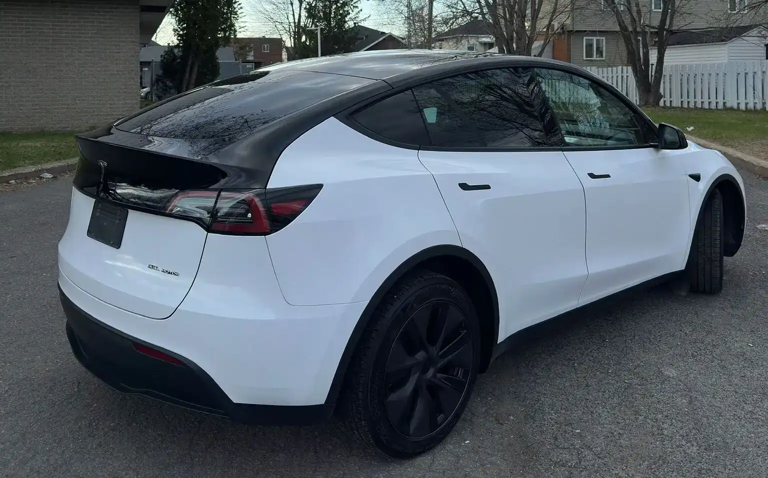 Tesla Model Y wrap blanc lustre à Longueuil – Bear Wrap Auto
