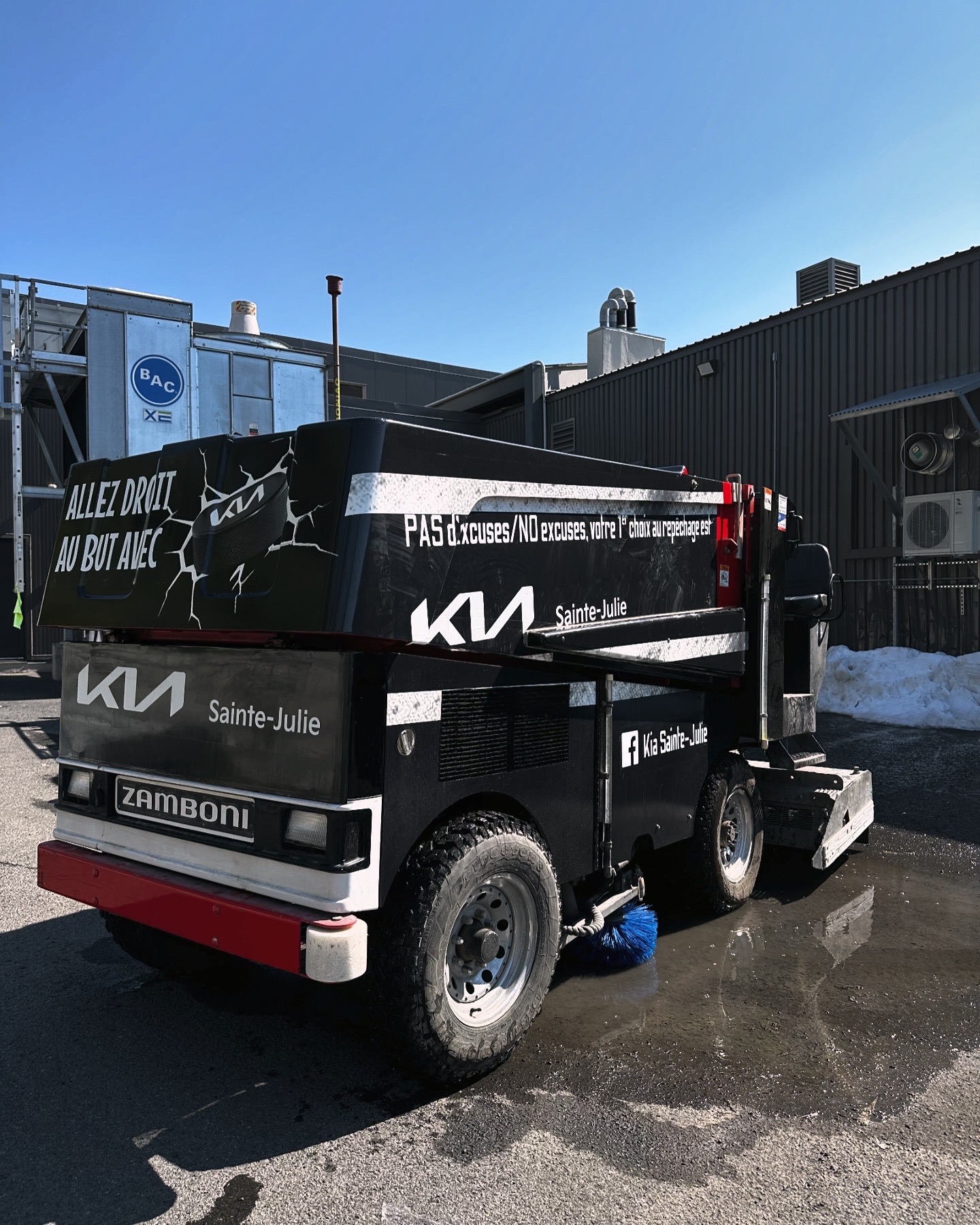 Lettrage professionnel sur camion utilitaire à Montréal Longueuil – Bear Wrap Auto


