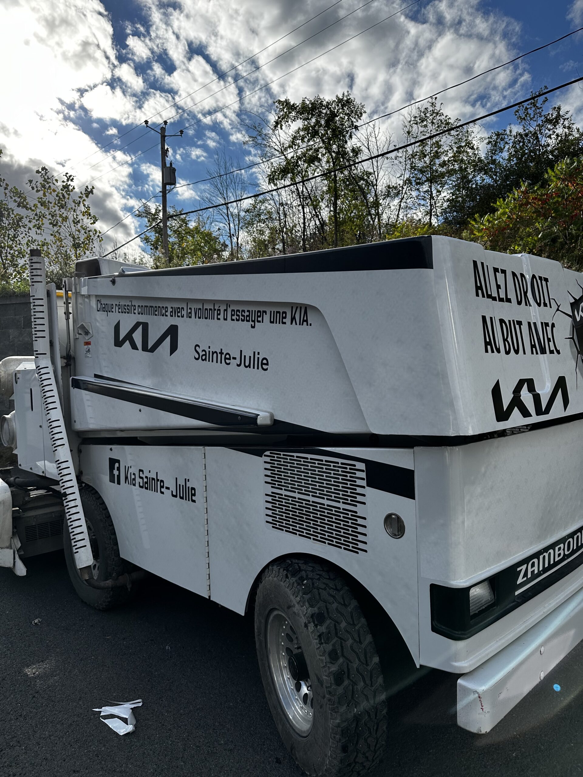 Lettrage professionnel sur camion utilitaire à Montréal Longueuil – Bear Wrap Auto

