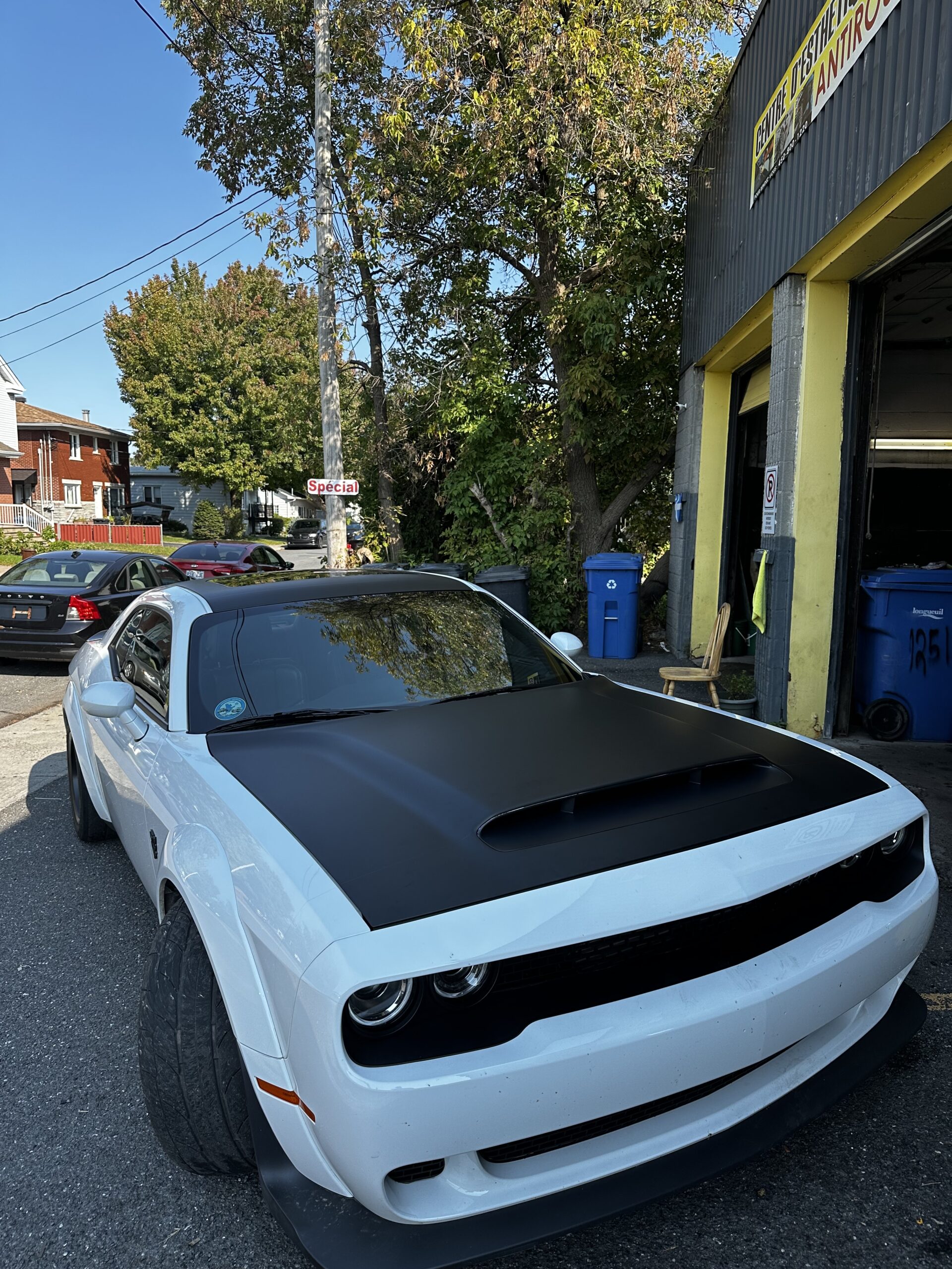 Lettrage auto personnalisé sur véhicule blanc – Bear Wrap Auto Longueuil

