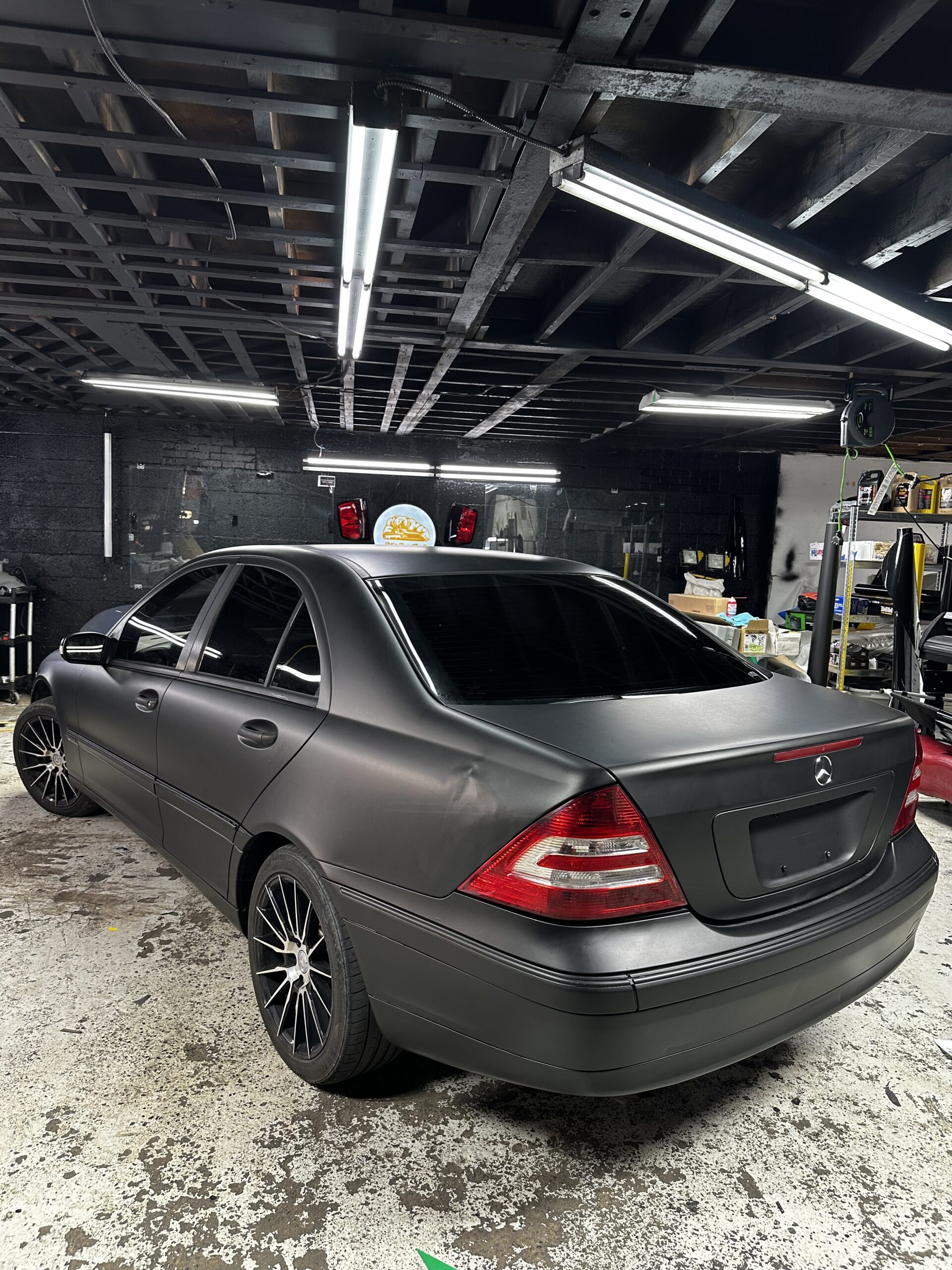 Mercedes avec wrap gris satin à Longueuil chez Bear Wrap Auto

