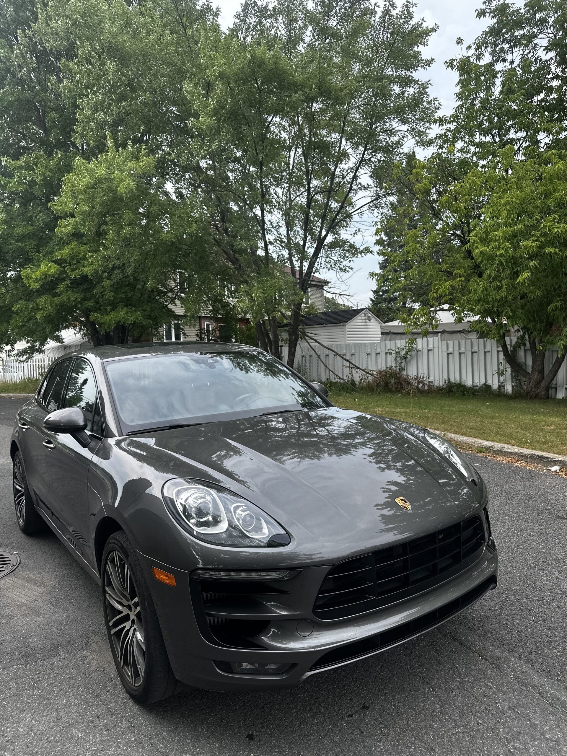 Polissage voiture noire à Longueuil – Bear Wrap Auto

