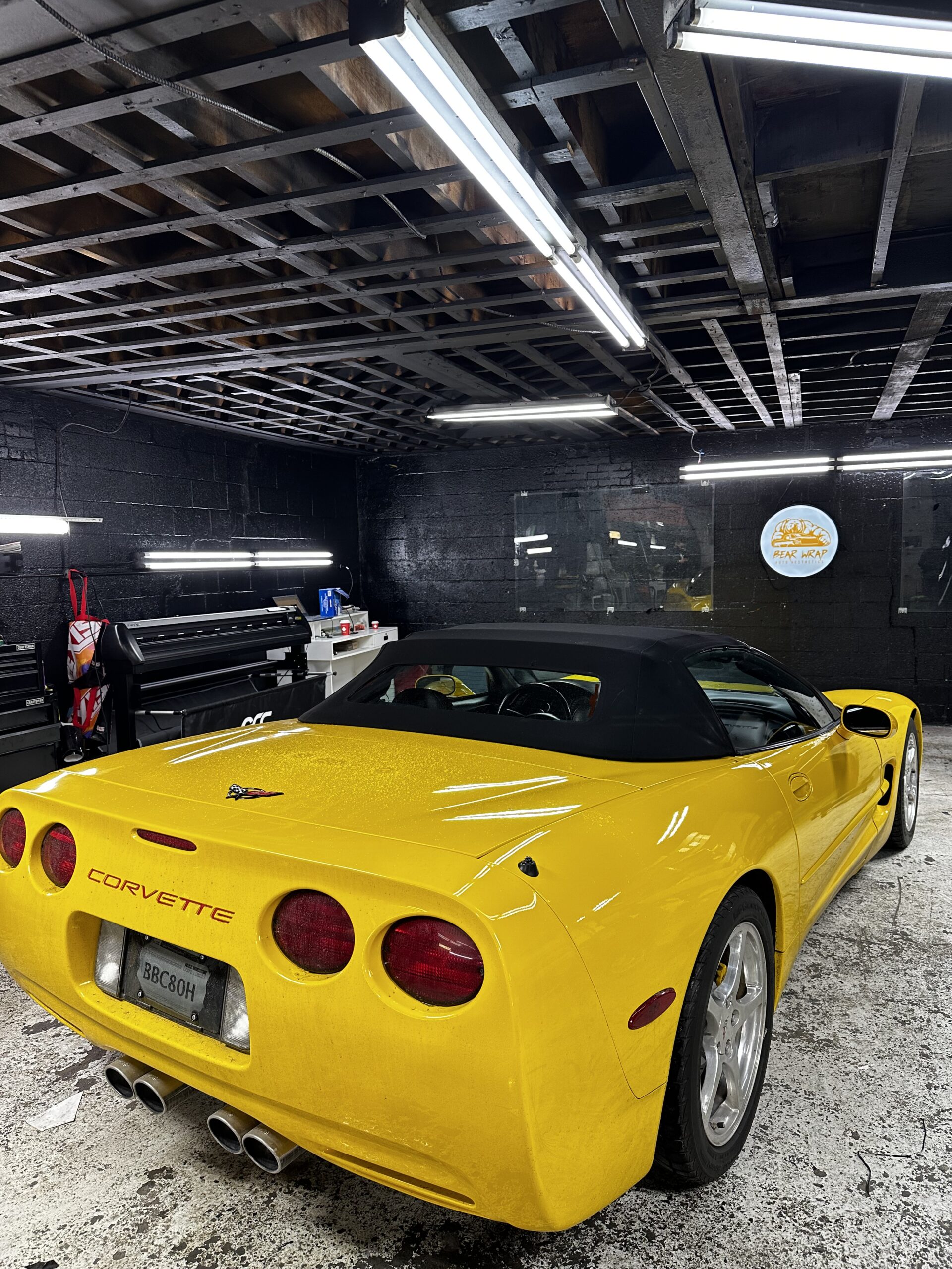 Voiture jaune polie avec vitres teintées – Bear Wrap Auto Montréal Longueuil

