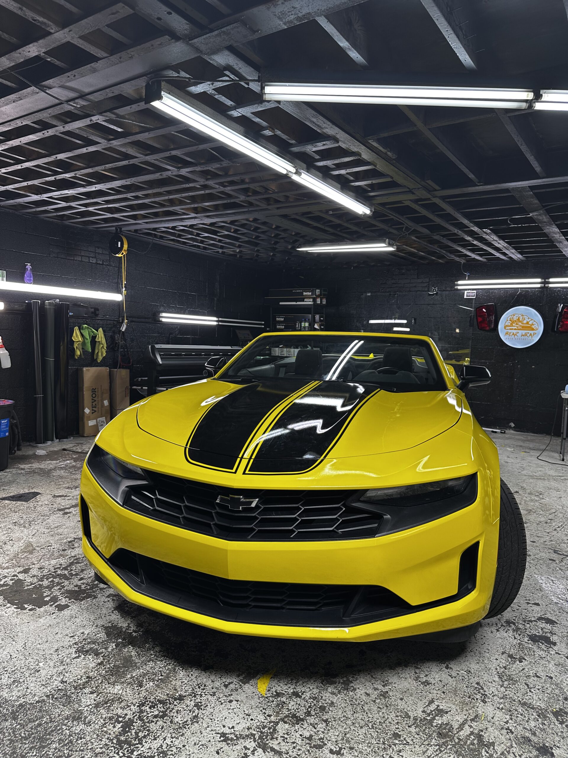 Voiture jaune avec wrap complet réalisé par Bear Wrap Auto à Longueuil, près de Montréal