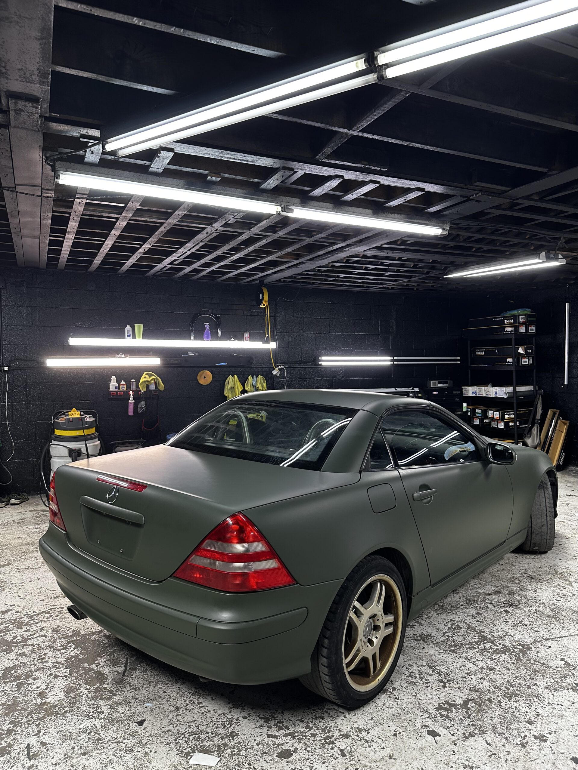Mercedes Classe C avec wrap vert olive 3M à Longueuil chez Bear Wrap Auto

